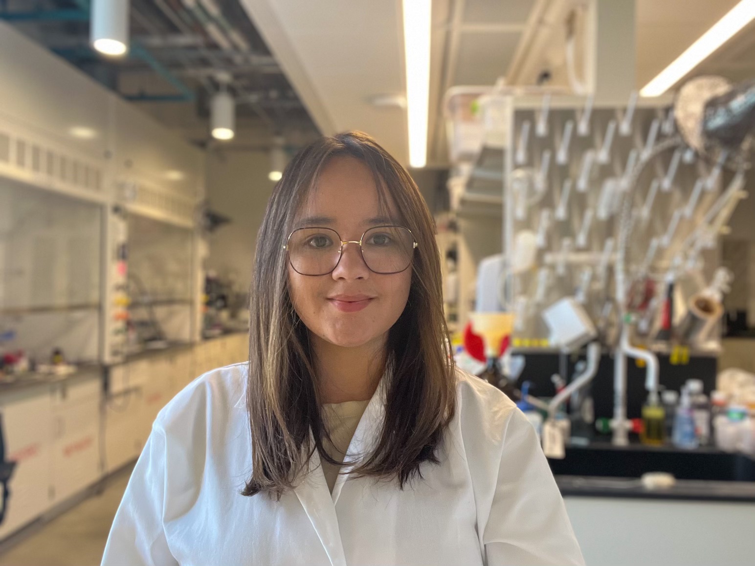 Diana Garnica Acevedo, grad student in a lab